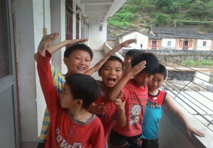 上山下村的小学生下课后还在唱《少先队歌》.jpg